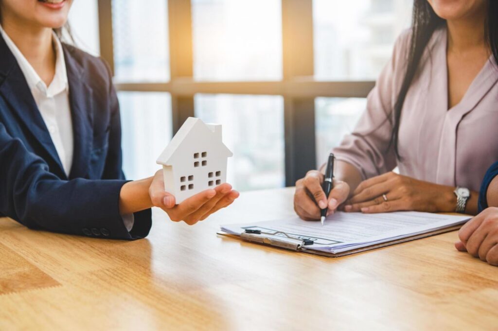 Real estate agent using exclusive real estate leads Arlington to connect with qualified home buyers and sellers through ReloRelay.